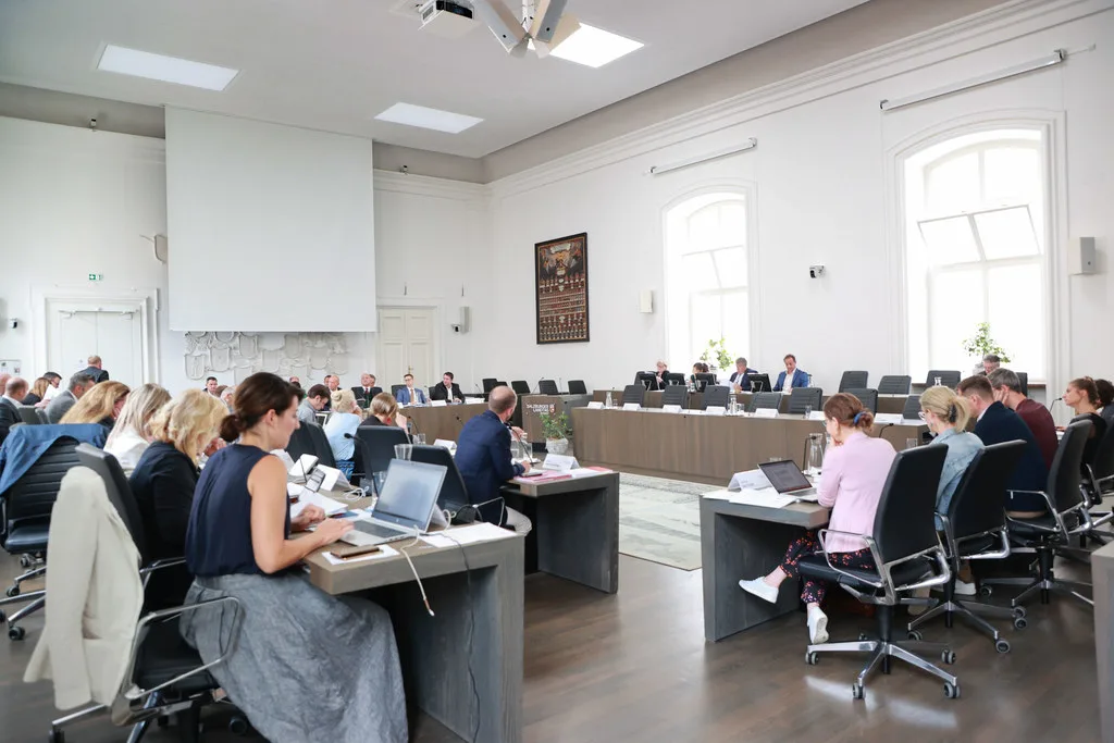 Maßnahmen für Pendler, Kilometergeld, die Matura, ein Studiengang für Soziale Arbeit und geförderter Wohnbau waren heute Beratungsthemen der Ausschüsse im Salzburger Landtag.